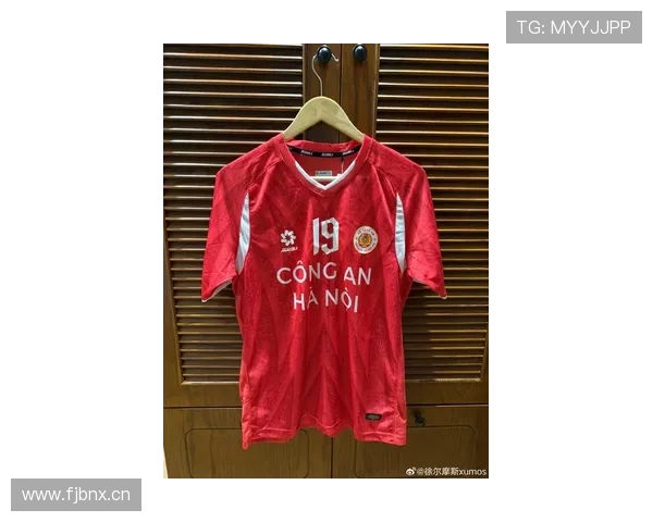 越南队金星队服亮相，展示足球时尚新潮流及潮流趋势